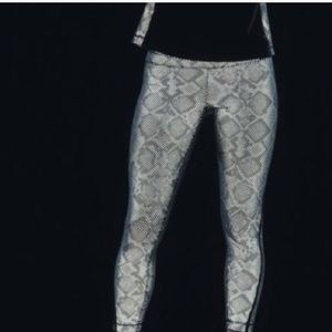 Lululemon pace tight